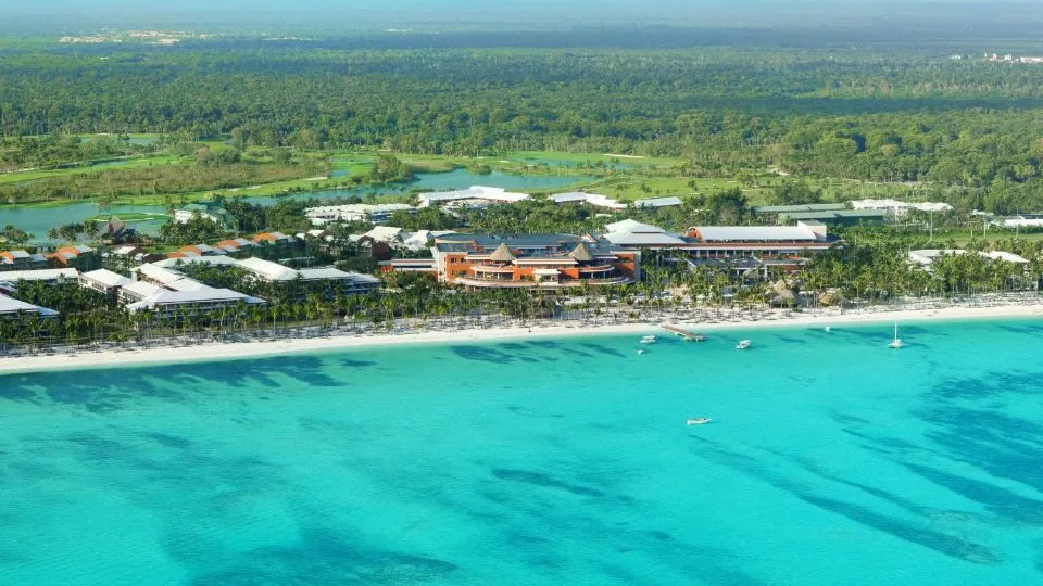 Vista real de resort em Bávaro para contextualizar comparação de resorts com orçamento controlado.