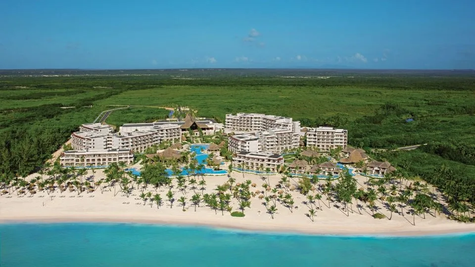 Vista real de resort em Cap Cana para contextualizar resorts para casais em Punta Cana.
